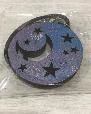 Medalion pictat din lemn decupat cu luna si stele