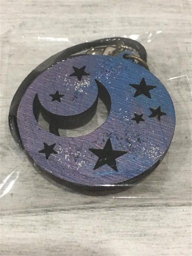 Medalion pictat din lemn decupat cu luna si stele