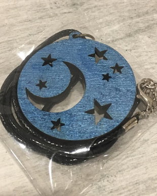 Medalion pictat din lemn decupat cu luna si stele