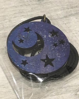 Medalion pictat din lemn decupat cu luna si stele