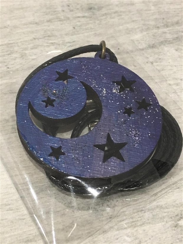 Medalion pictat din lemn decupat cu luna si stele