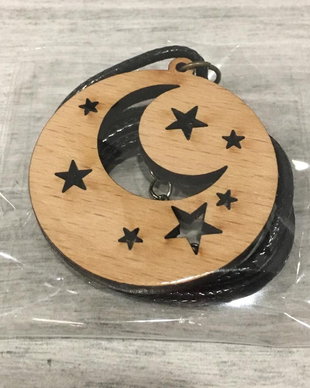 Medalion lemn decupat cu luna si stele