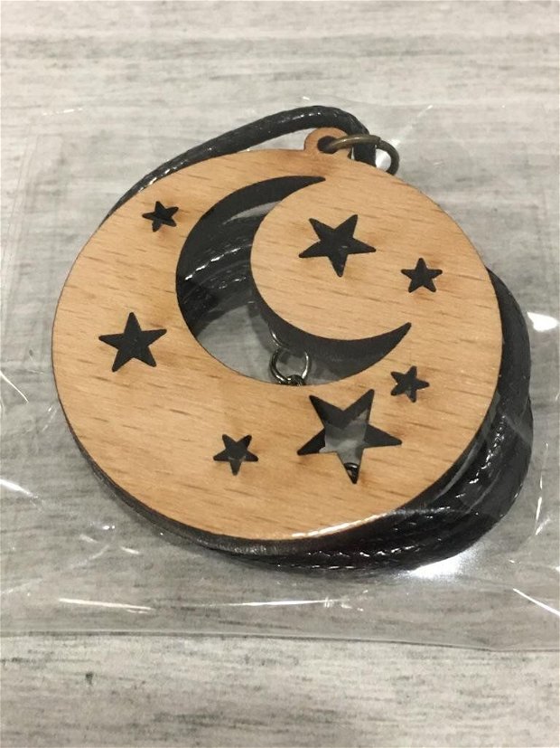 Medalion lemn decupat cu luna si stele