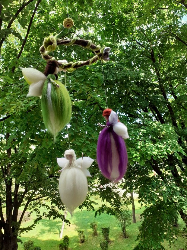 Carusel mobil - Zane Waldorf - primavara si magnolii