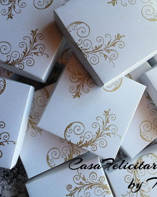 Cutii albe cu model floral embosat cu auriu