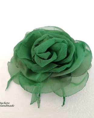Brosa trandafir verde