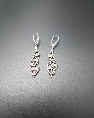 cercei de autor, vintage, din argint fin, cu model in valuri, decorati cu rubine, safire galbene, cubic zirconia