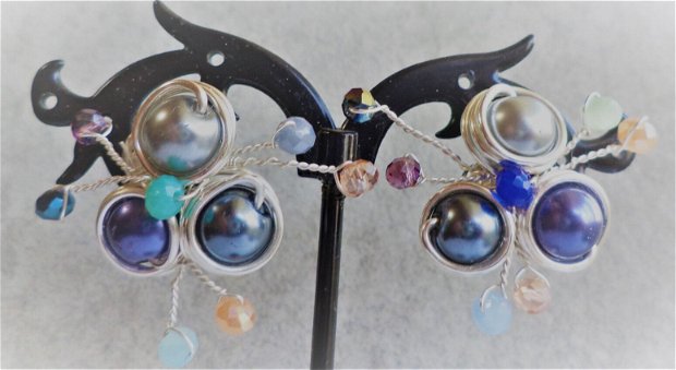 Cercei handmade cu tija,din sarma ,perle din sticla si cristale