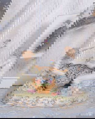 Platou din portelan cu doua femei