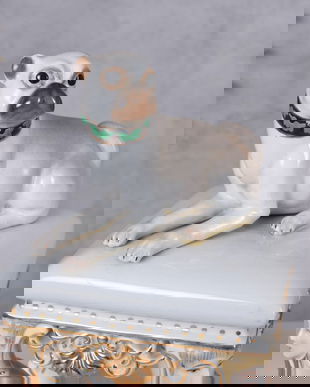 Statueta din portelan cu un mops pe un scaunel