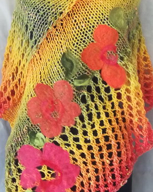 Poncho tricotat manual cu flori de lână  impaslite