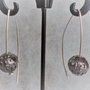 Cercei handmade din sarma gilt si margele metalice gun metal filigranate