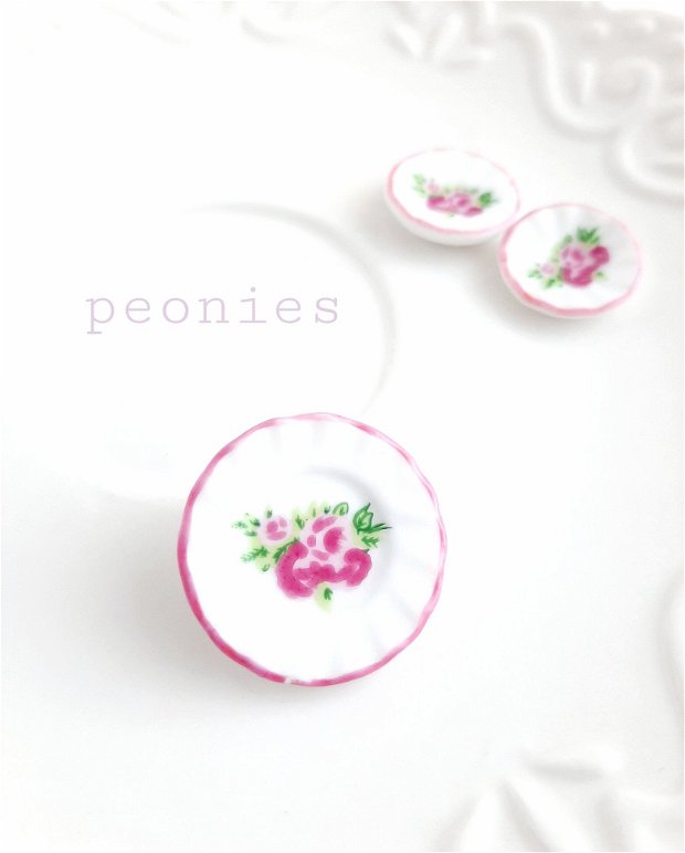 Broșă porțelan farfurie miniatură cu bujori roz