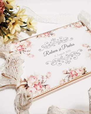 Carte de oaspeti nunta cu coperti din lemn si 80 de pagini cartonate si personalizate, format A5