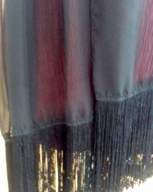 esarfa neagra cu franjuri