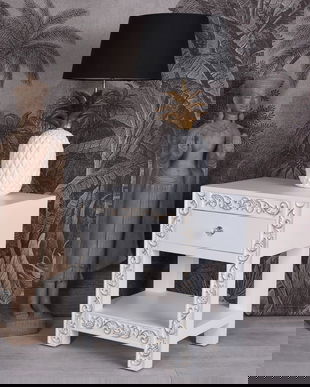 Noptiera exotica din lemn masiv alb cu decoratiuni aurii