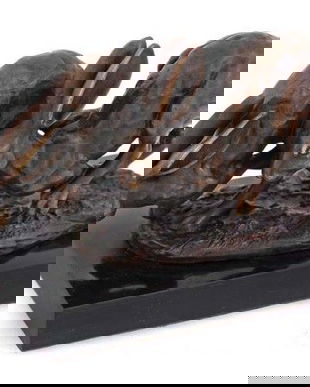 Doi iepuri- statueta din bronz pe un soclu din marmura