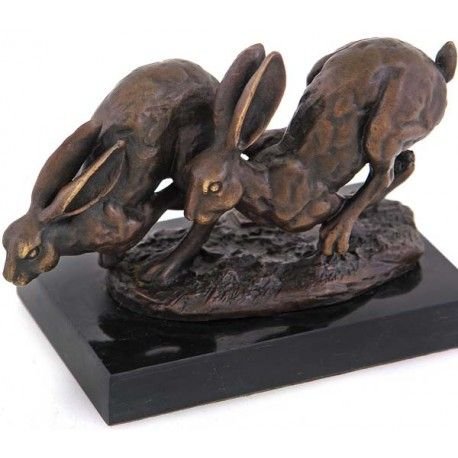 Doi iepuri- statueta din bronz pe un soclu din marmura