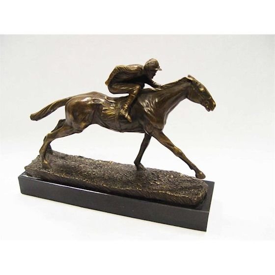 Jocheu cu calul-statueta din bronz pe un soclu din marmura