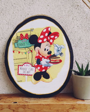 Minnie pe felie de lemn