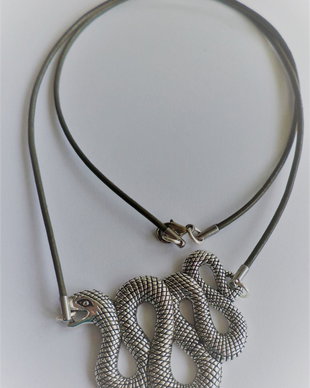 Colier handmade cu pandantiv din zamac argintat - snake