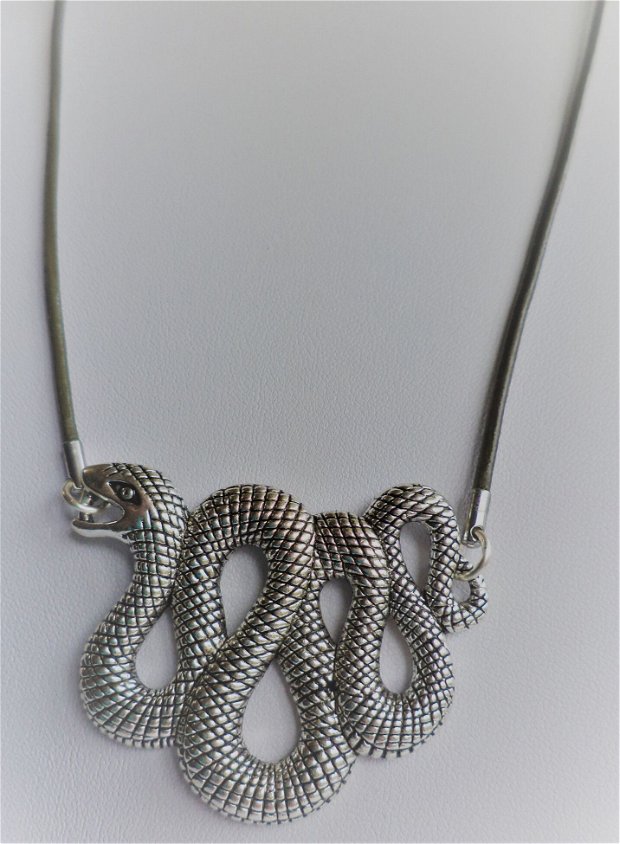 Colier handmade cu pandantiv din zamac argintat - snake