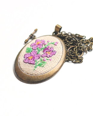 Colier cu broderie manuala