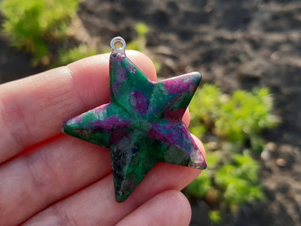 Pandant ruby in fuchsite