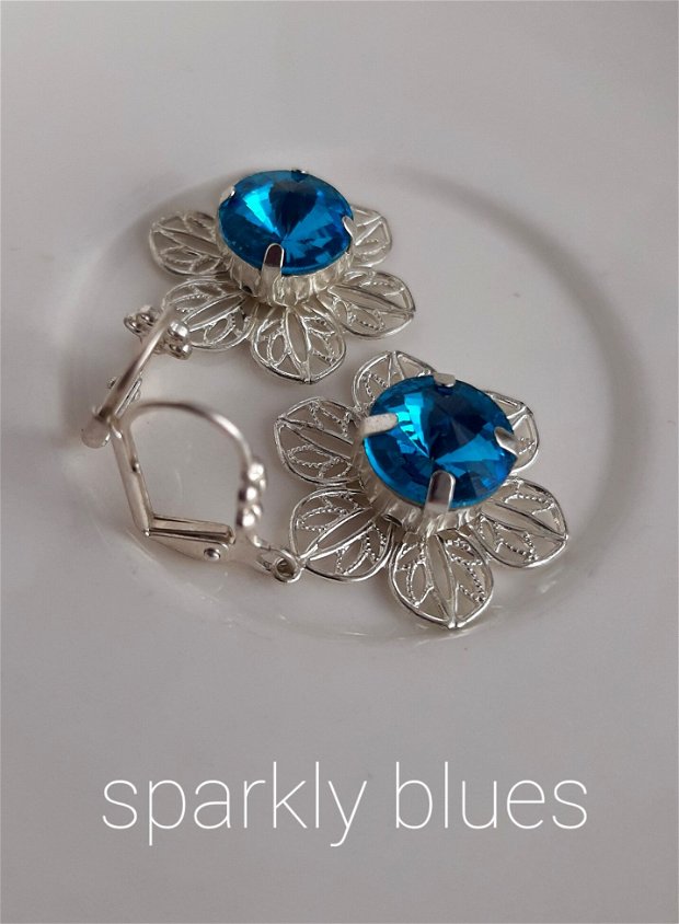Cercei argintați cu cristale albastru-turcoaz REZERVAT