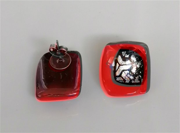 Cercei unicat, cu pin, din sticla fuzionata roșie și sticla dicroica cu motiv geometric