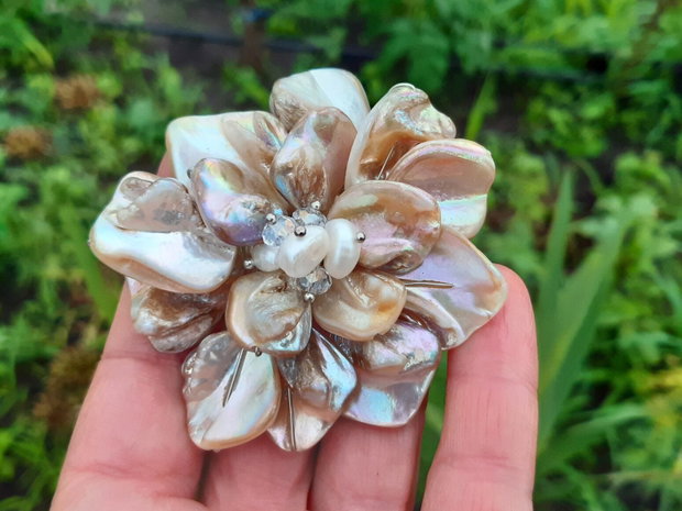 Brosa floare dea shell