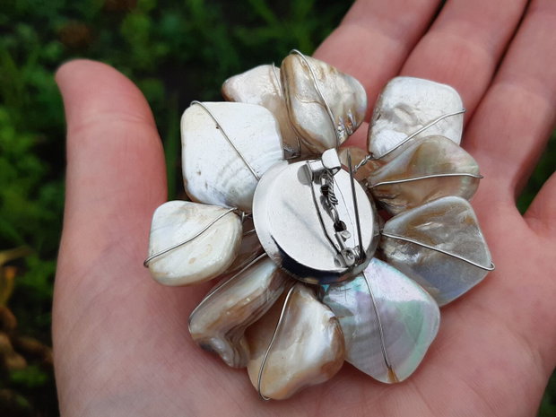 Brosa floare dea shell