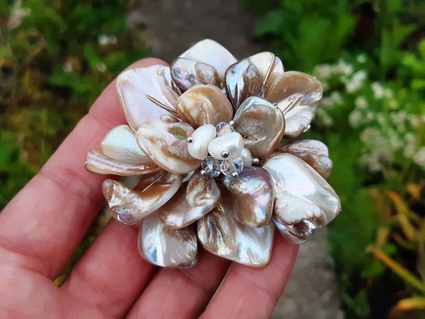 Brosa floare dea shell