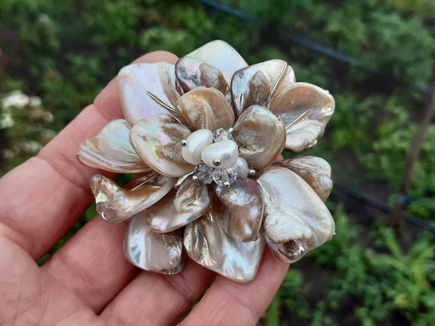 Brosa floare dea shell