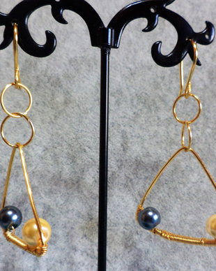 Cercei handmade din sarma de cupru placata cu aur si perle din sticla colorate - grey & yellow