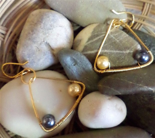 Cercei handmade din sarma de cupru placata cu aur si perle din sticla colorate - grey & yellow