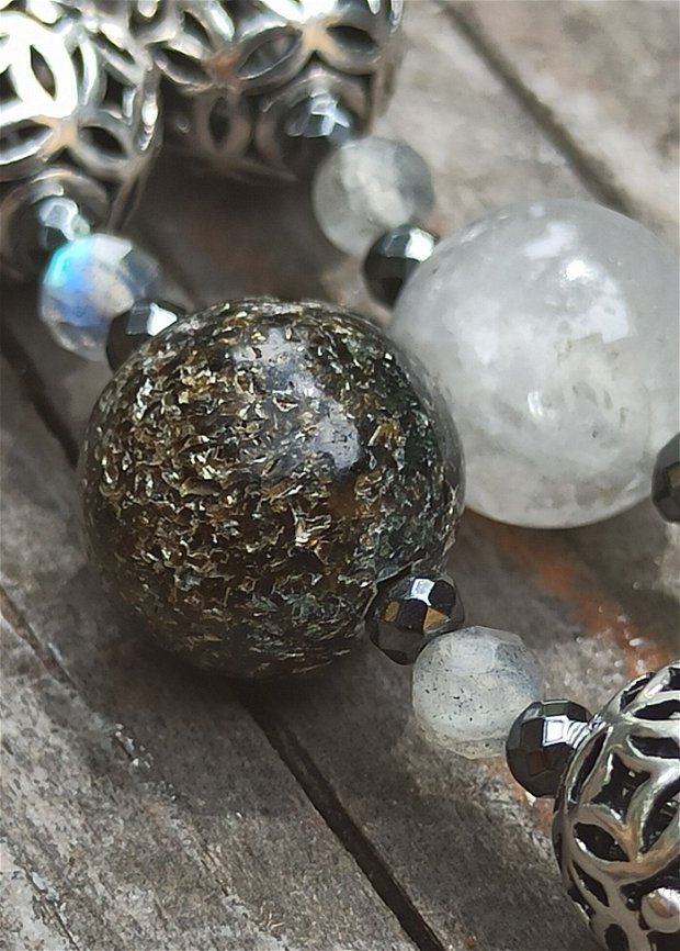 Set de bijuterii compus din colier și cercei din pietre naturale de cuarț gri, labradorit și astrofilit cu accesorii de argint 925