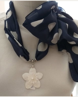 ESARFA-COLIER CU FLOARE DE SIDEF ALB-2