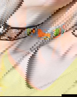 Colier la baza gatului/Choker din piele naturala cu decoratii abstracte pictate manual, choker din carton si piele neagra, colier statement in stil abstract