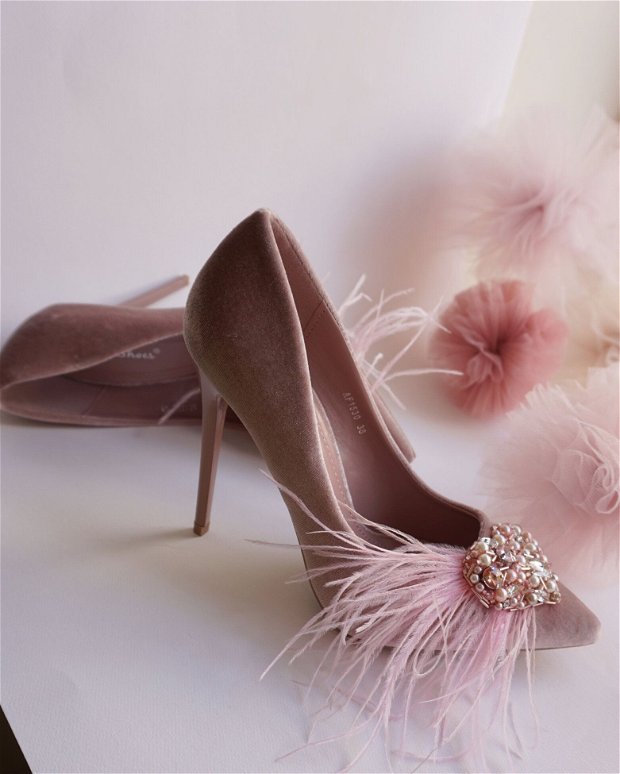 Pantofi de catifea decorati cu cristale si pene marime. 38