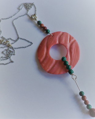 Colier handmade din malachit si piatra soarelui montat pe un pandantiv din sidef