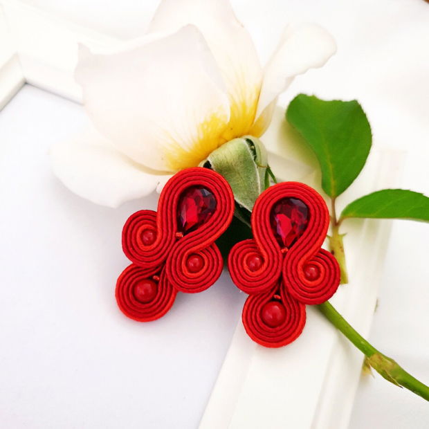 Cercei rosii soutache cu cristale