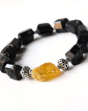 Bratara din pietre brute de turmalina neagra si opal galben, cu accesorii decorative din argint