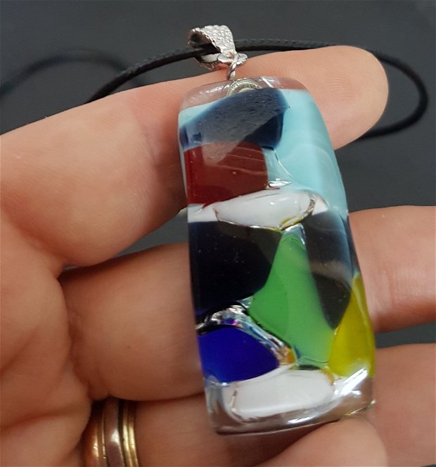 pandantiv unicat din sticla fuzionata, cu aspect de mozaic multicolor