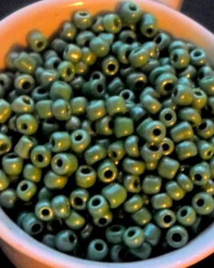Margele nisip verde pin lucios 4 mm 100 g.