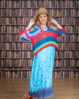 Rochie însoțită cu veselie de bluză croșetată și tare colorată