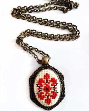 Colier cu broderie manuala