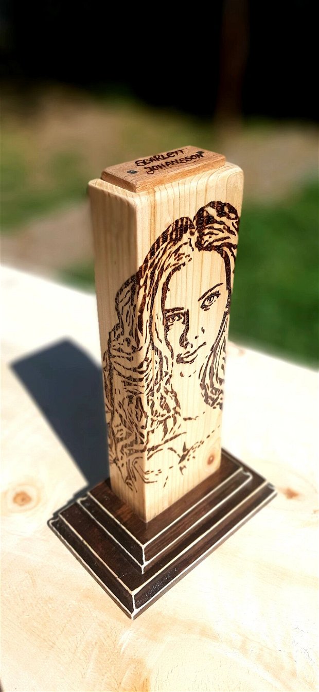 Scarlett Johansson, Statueta din lemn masiv, Pirogravura manuala, Cadou personalizat, 3D, Cadou Unicat,  Portret Personalizat, Cadou aniversar, Lemn ars