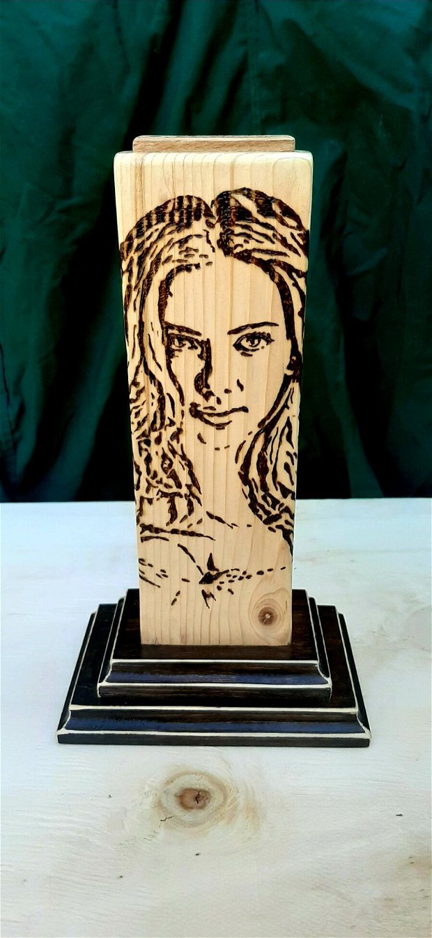 Scarlett Johansson, Statueta din lemn masiv, Pirogravura manuala, Cadou personalizat, 3D, Cadou Unicat,  Portret Personalizat, Cadou aniversar, Lemn ars