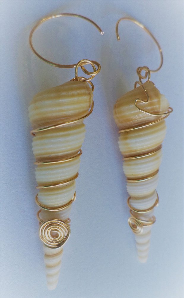 Cercei handmade din cochilie de melc de apa si sarma  - the golden snail